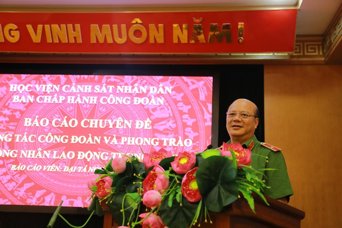 Thiếu tướng Trần Minh Chất tặng hoa Đại tá Nguyễn Văn Pháp - báo cáo viên của chương trình