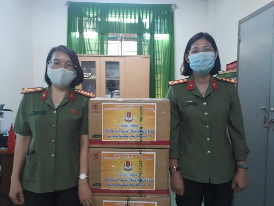 Hội Phụ nữ Công an thành phố Đà Nẵng tiếp nhận quà và sẽ trao lại cho các hoàn cảnh khó khăn trên địa bàn