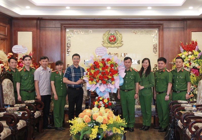 Đại diện lãnh đạo Công an tỉnh Hà Tĩnh chúc mừng và tặng quà cho Học viện CSND nhân dịp 55 năm Ngày thành lập Nhà trường